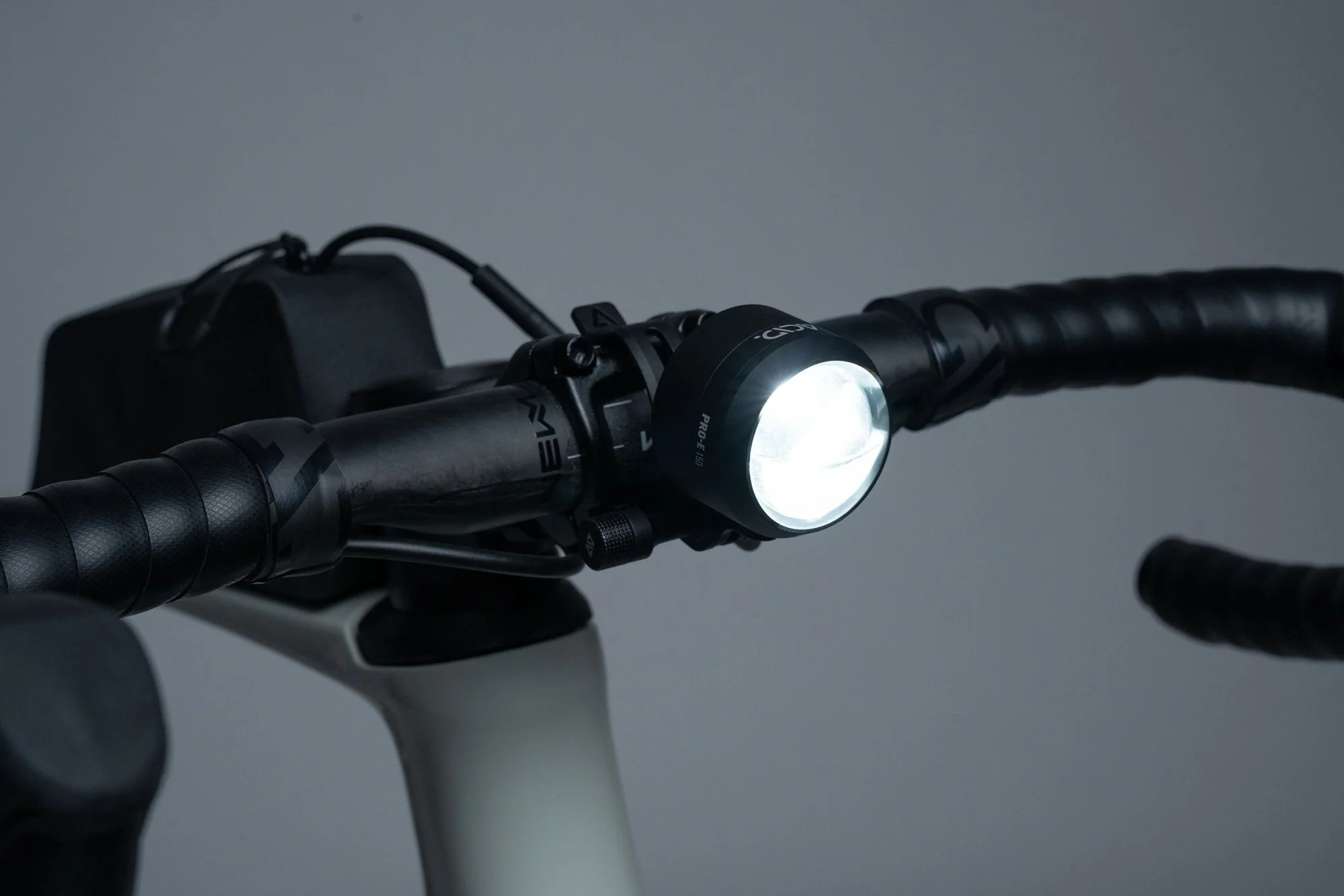 ACID E-BIKE KOPLAMP PRO-E 150 + POWERBANK GRIJS - Image 3
