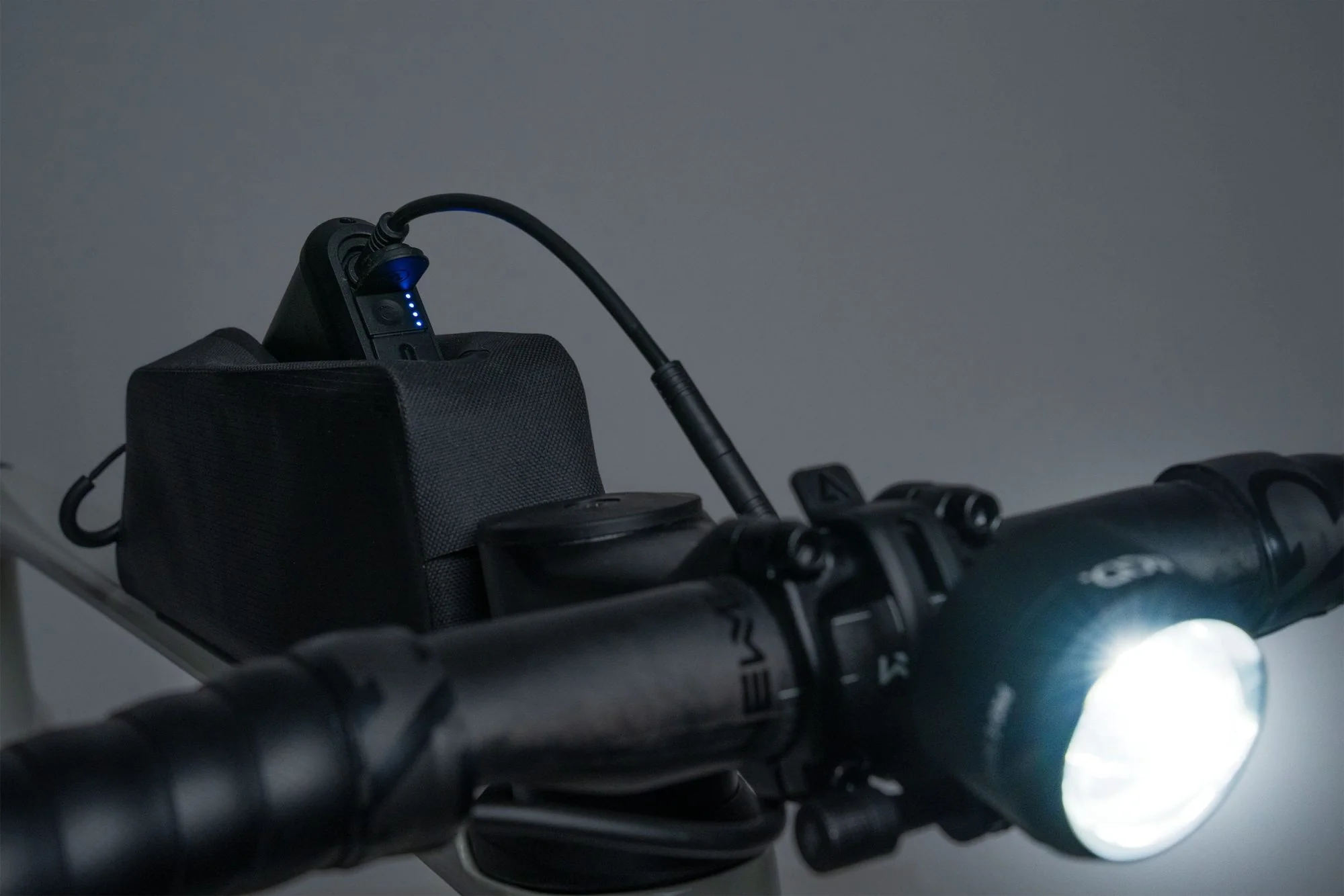 ACID E-BIKE KOPLAMP PRO-E 150 + POWERBANK GRIJS - Image 4