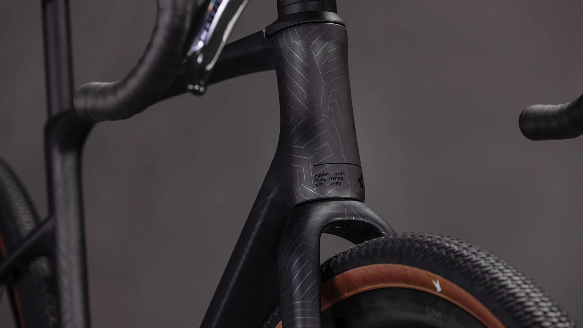 CUBE NUROAD C:62 EXC CARBON/CRISSCROSS - Image 11